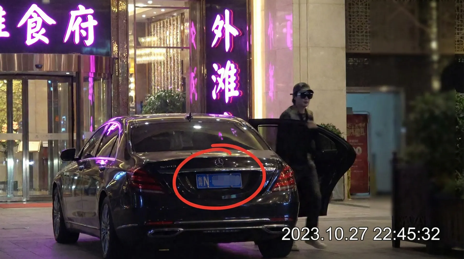 爆料网 - 豪车餐厅外被拍